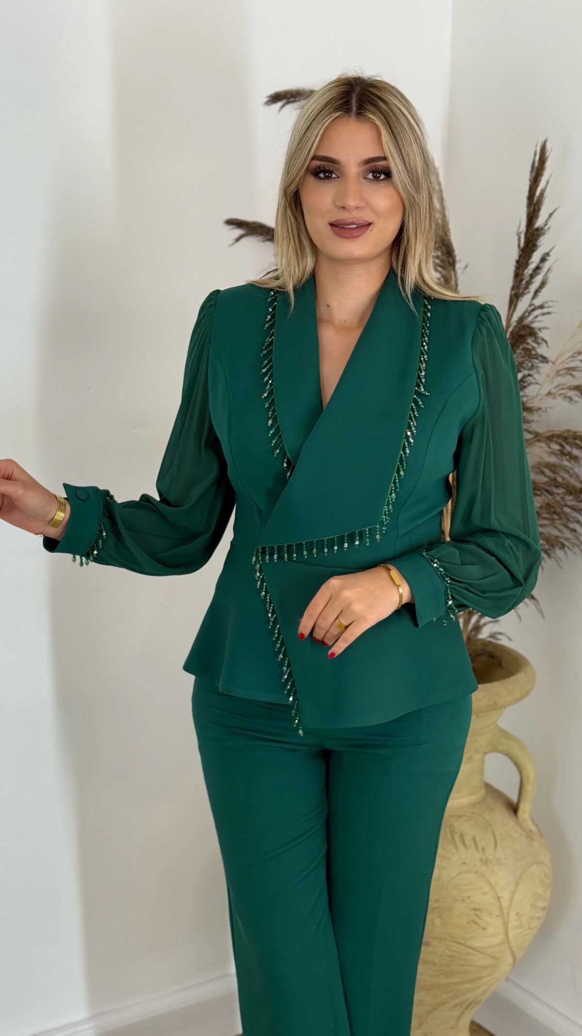 Ensemble Prestige Modèle Raffiné Pantalon Droit Veste Croisée Avec détails Brillantes.