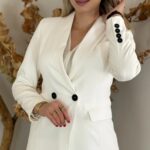 Costume croisé moderne et chic