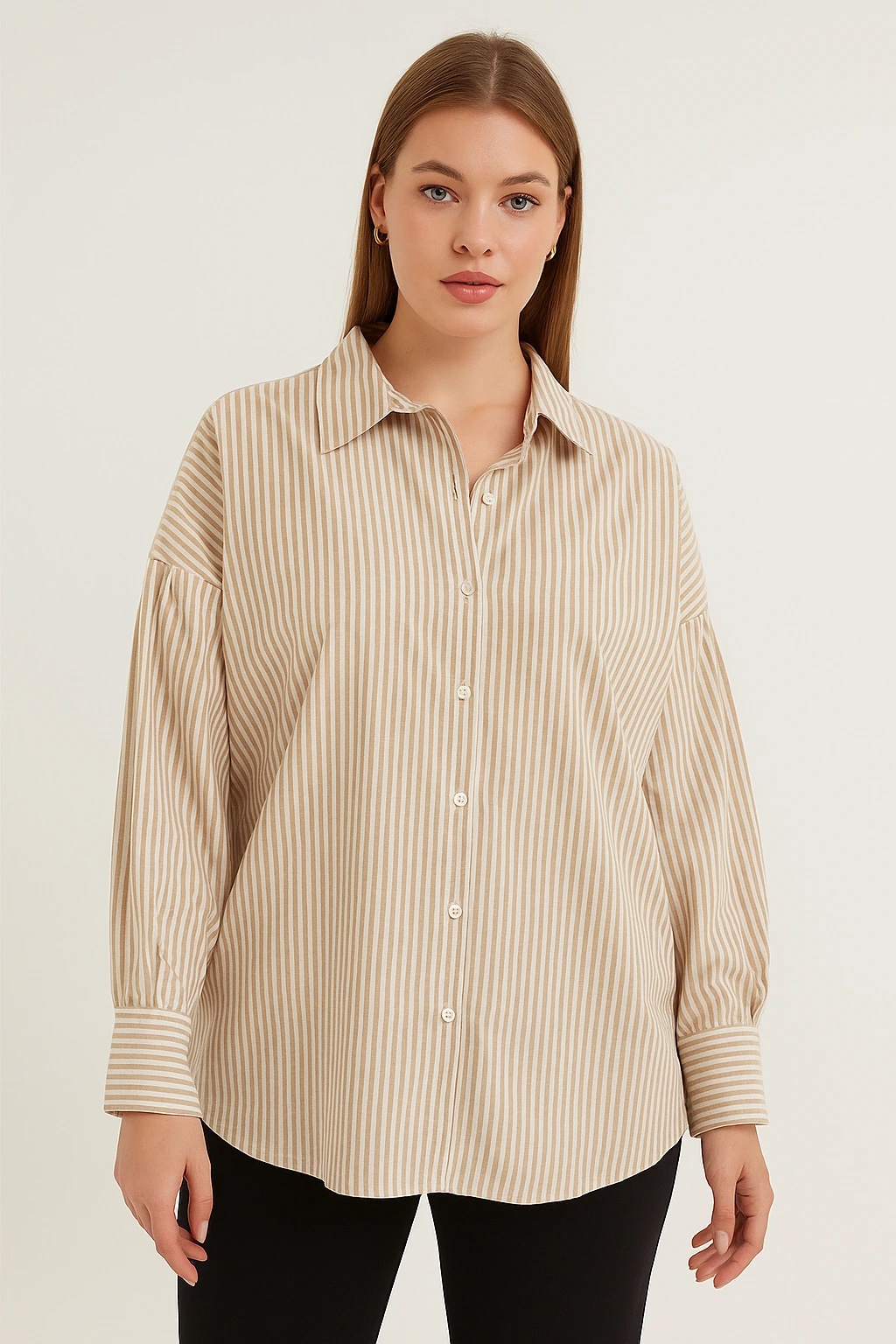 Chemise beige à rayures blanches