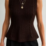 Pull sans manches en tricot côtelé.