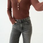 Top Côtelé Col Tunisien Boutonné.