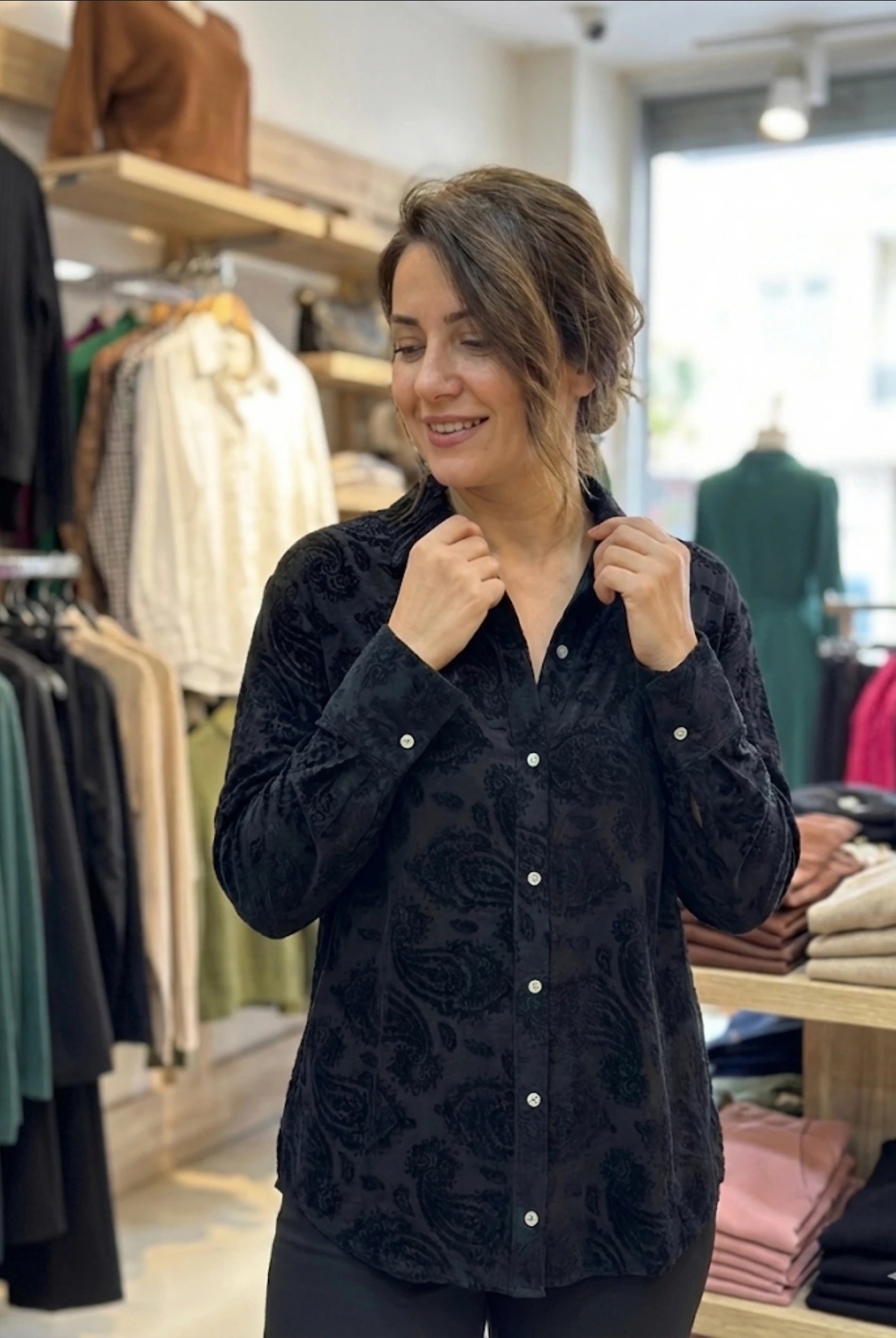 img_9631-2 Chemise Noire à Motifs – Image 1