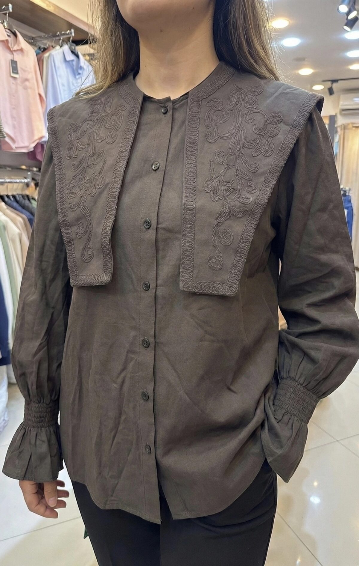 Chemise à Grand Col Brodé Manches Bouffantes.