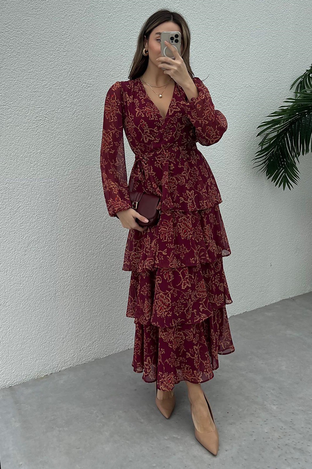Robe Longue Volantée – Imprimé Floral Bordeaux & Chic