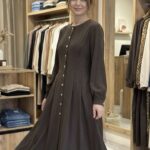 Robe Longue Plissée – Prune Intense & Boutons Dorés