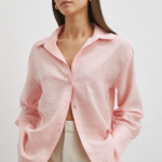Chemise Fluide Texturée – Rose Pastel & Coupe Décontractée