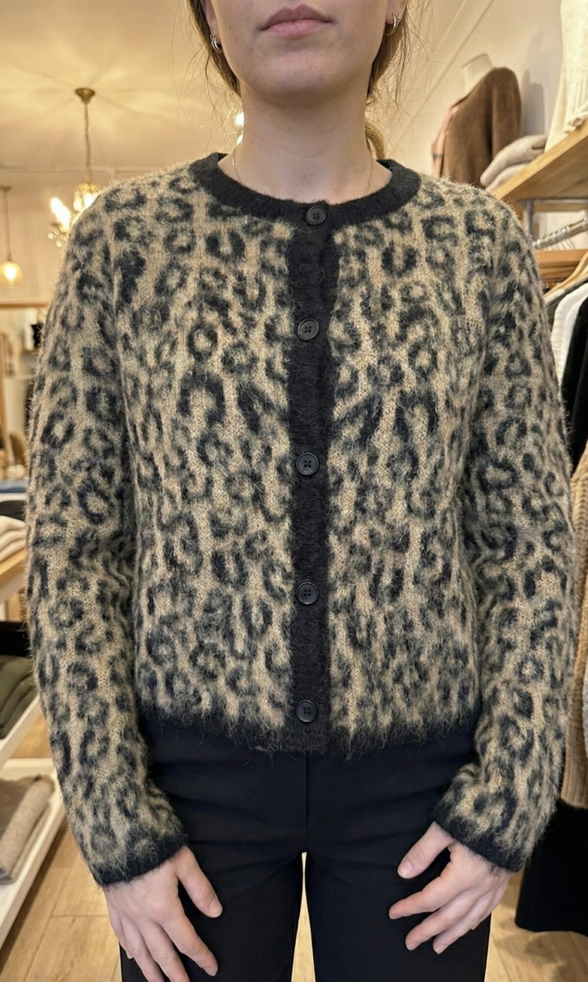 Gilet Léopard Col Rond - Maille Duveteuse & Finitions Noires