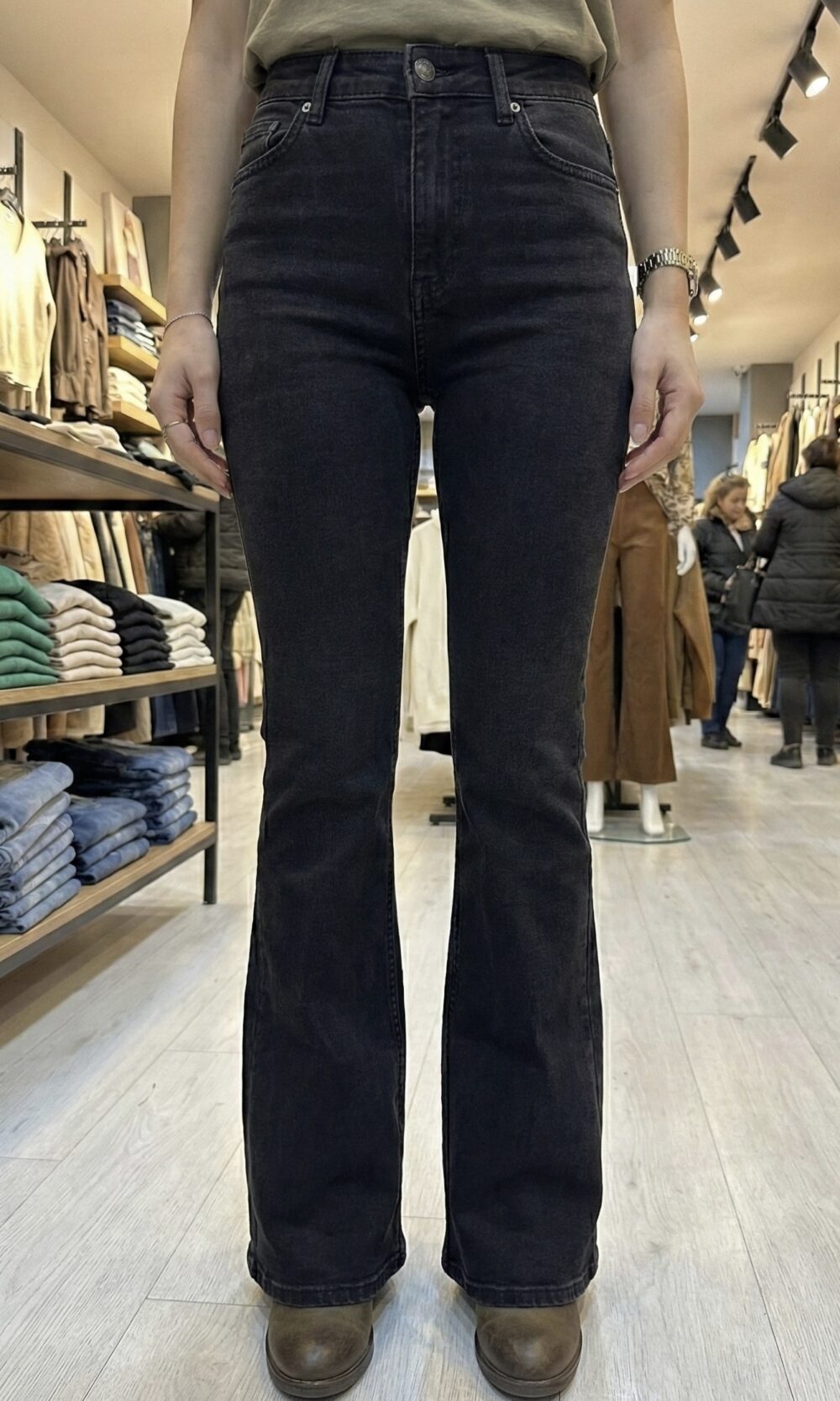 Jean Flare Taille Haute - Noir Délavé (Charcoal) – Image 2