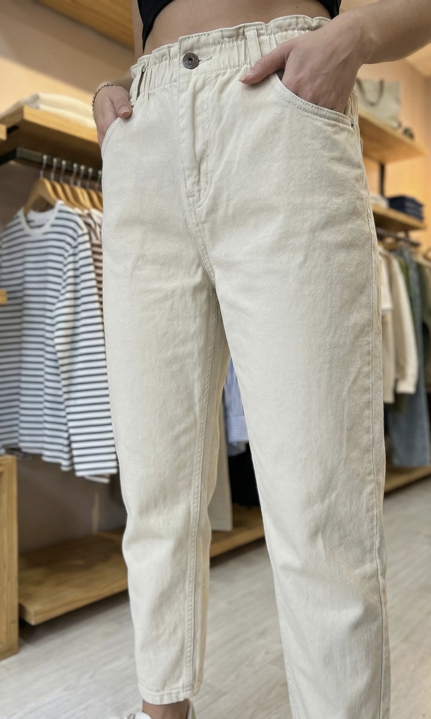 img_1256-2 Jean Slouchy Écru à Taille Élastique 42-44 – Image 1