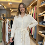 Chemise Texturée Ceinturée - Écru & Boutons Dorés