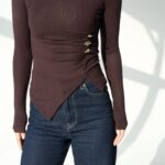 Top Asymétrique Drapé – Chocolat & Détails Dorés