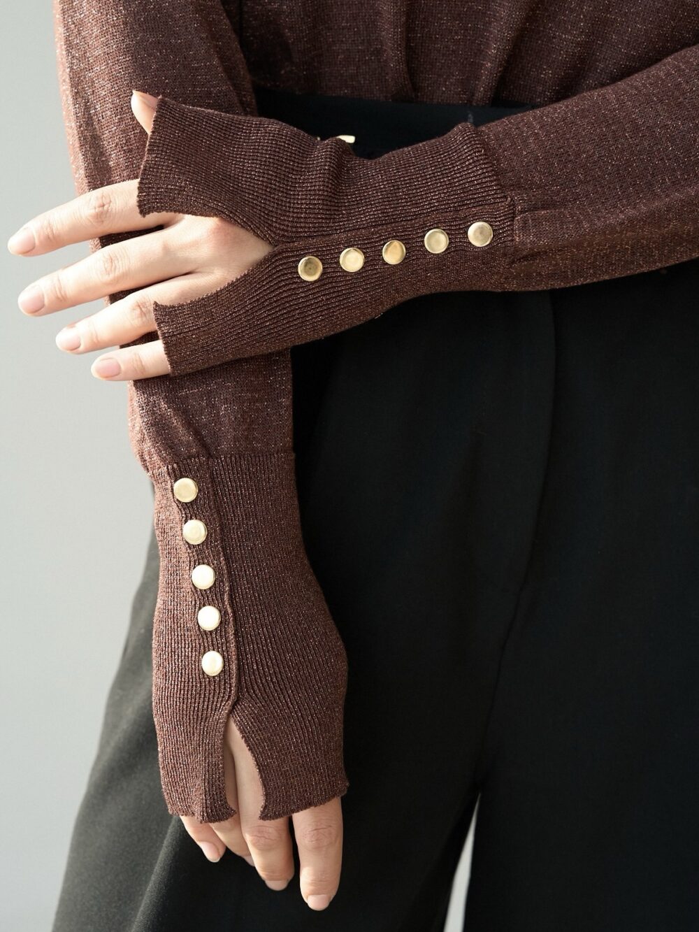 Top Drapé Asymétrique – Chocolat & Bijou Doré - STD – Image 2