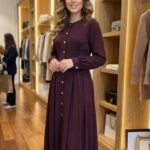 Robe Longue Plissée – Prune Intense & Boutons Dorés