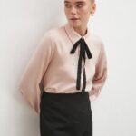 Chemise Fluide Écru – Col Ruban Noir (Style Preppy)