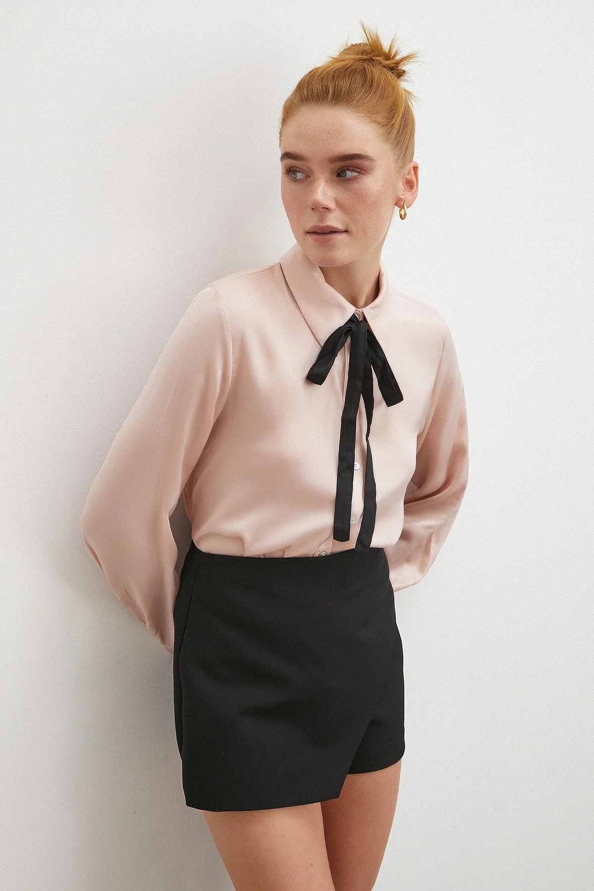 img_8741 Chemise Fluide Écru – Col Ruban Noir (Style Preppy) – Image 1