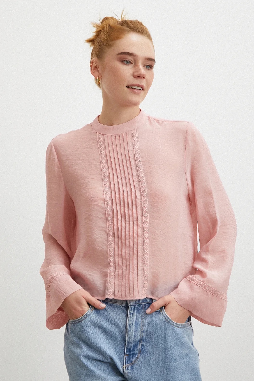 img_8783-2 Blouse Rose Poudré à Col Montant & Dentelle – Image 1