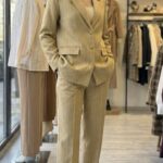 Ensemble Tailleur Pantalon Beige à Fines Rayures – L'Élégance Business Taille M