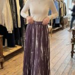 Jupe Maxi Plissée – Prune Intense & Motifs Abstraits