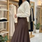 Jupe Midi Satinée – Noire & Coupe Évasée