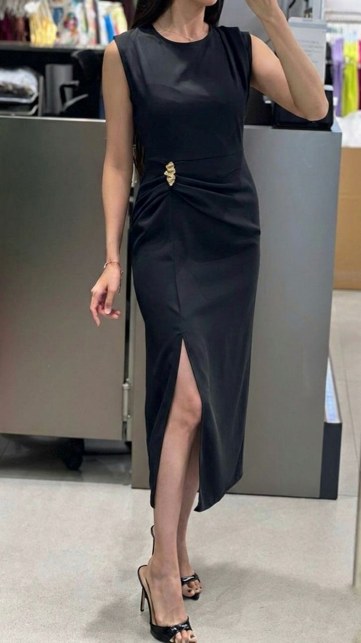 568a663c-3d88-4423-9732-b281660a64a8 Robe noir coupe midi – Image 1