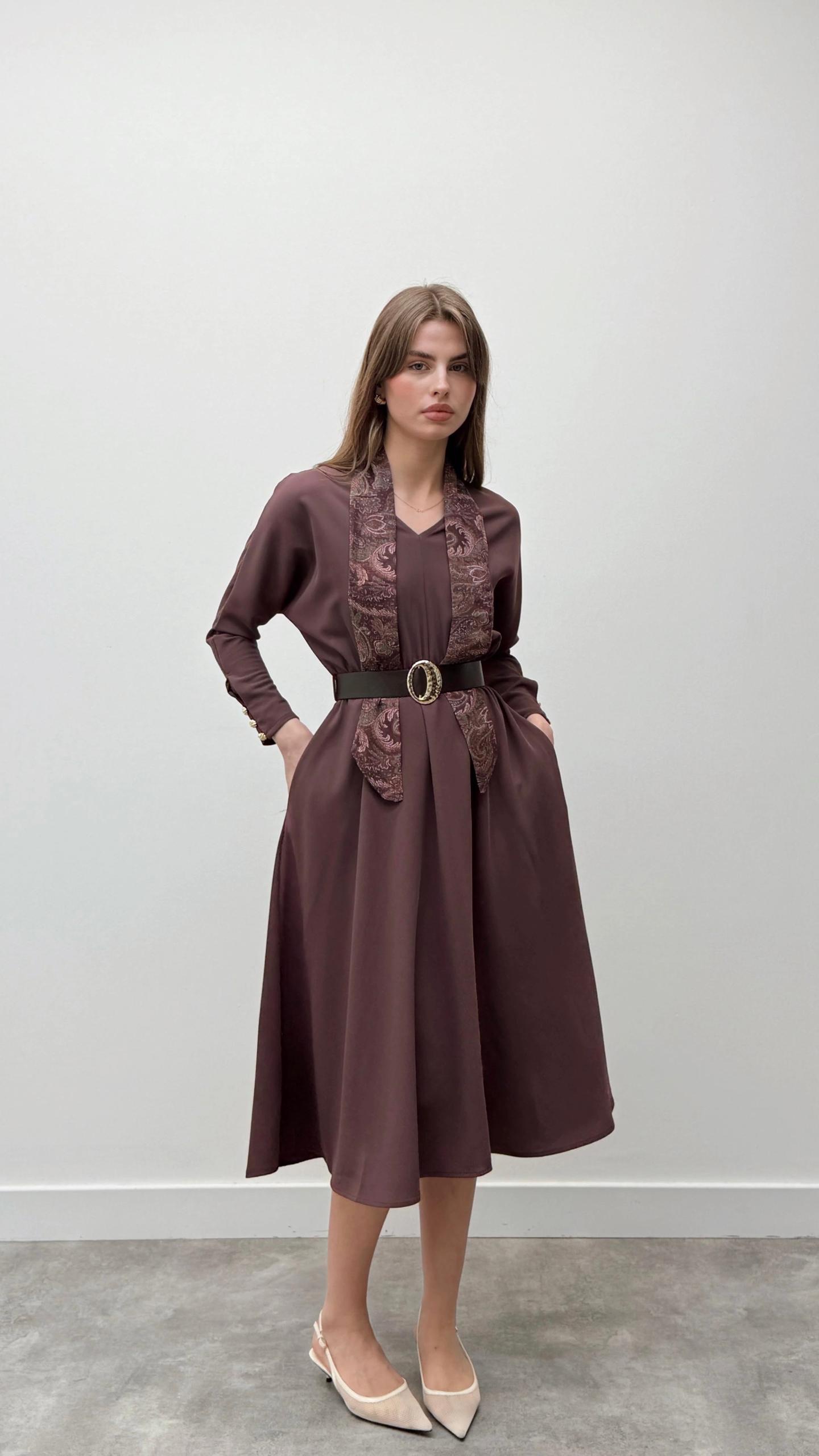 67ca41d2-e108-442e-8dc0-af6dd8c814d9 Robes avec foulard et ceinture – Image 1
