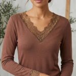 Top Marron à Col V et Poignets en Dentelle Brodée.