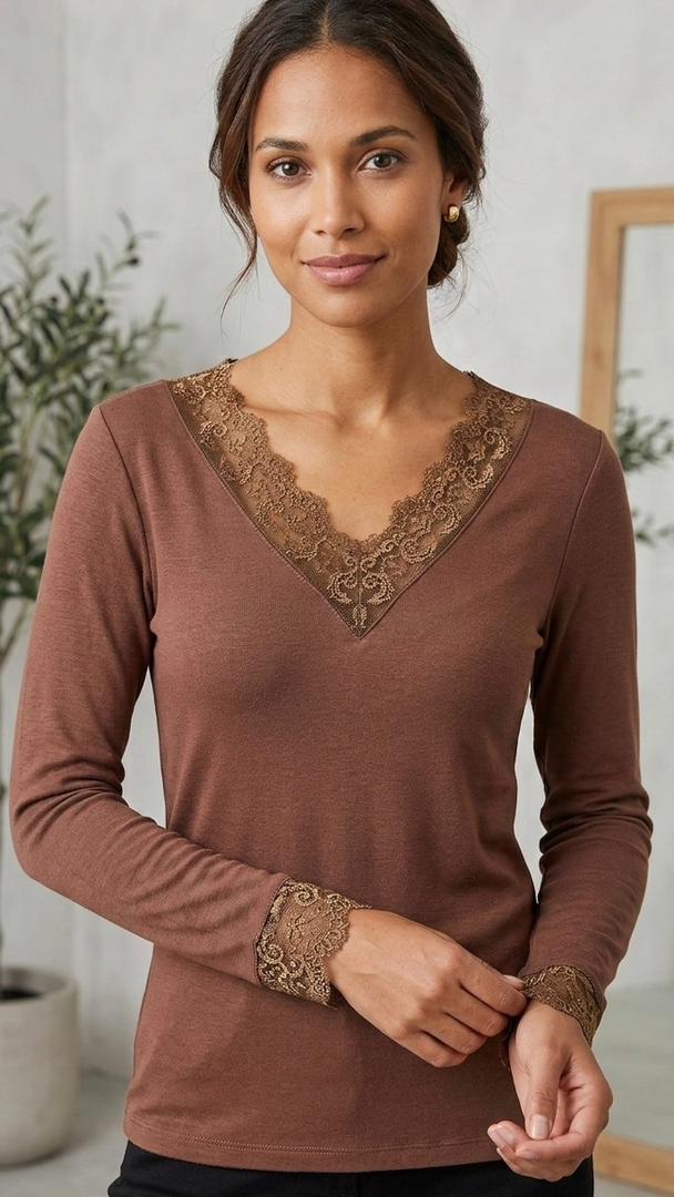 74fec20b-bcb3-49ae-9445-38225264eb8d Top Marron à Col V et Poignets en Dentelle Brodée. – Image 1