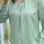 Blouse Satinée à Col Montant