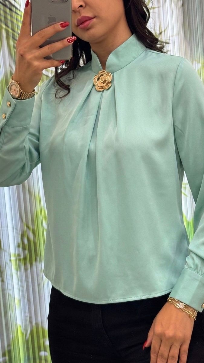 8347c093-da35-4b4f-a35e-392b22434ef6 Blouse Satinée à Col Montant – Image 1