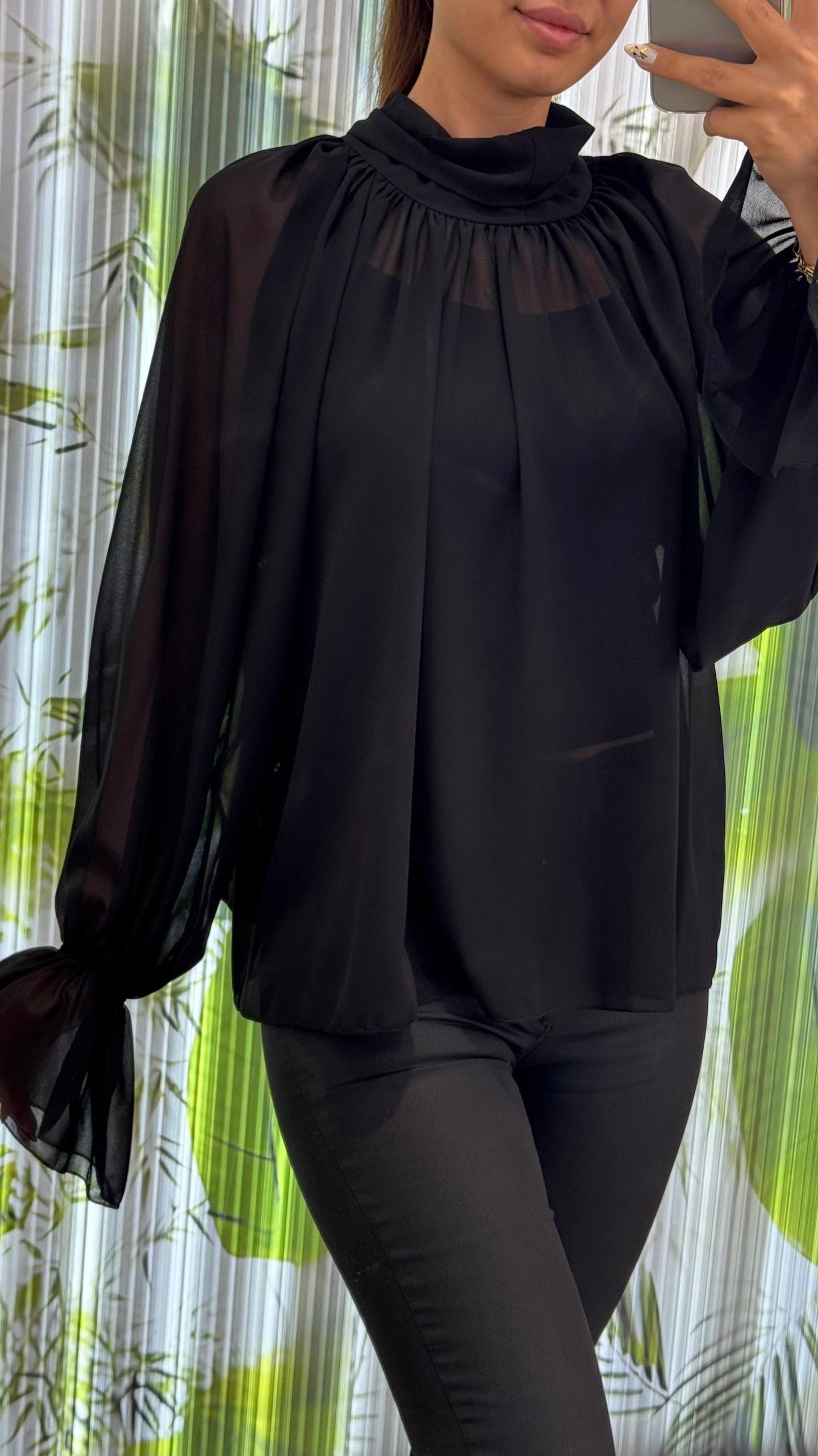 8f702bfc-cf6c-4278-ada2-836e87796394 Blouse Noire Fluide en Voile à Col Montant – Image 1