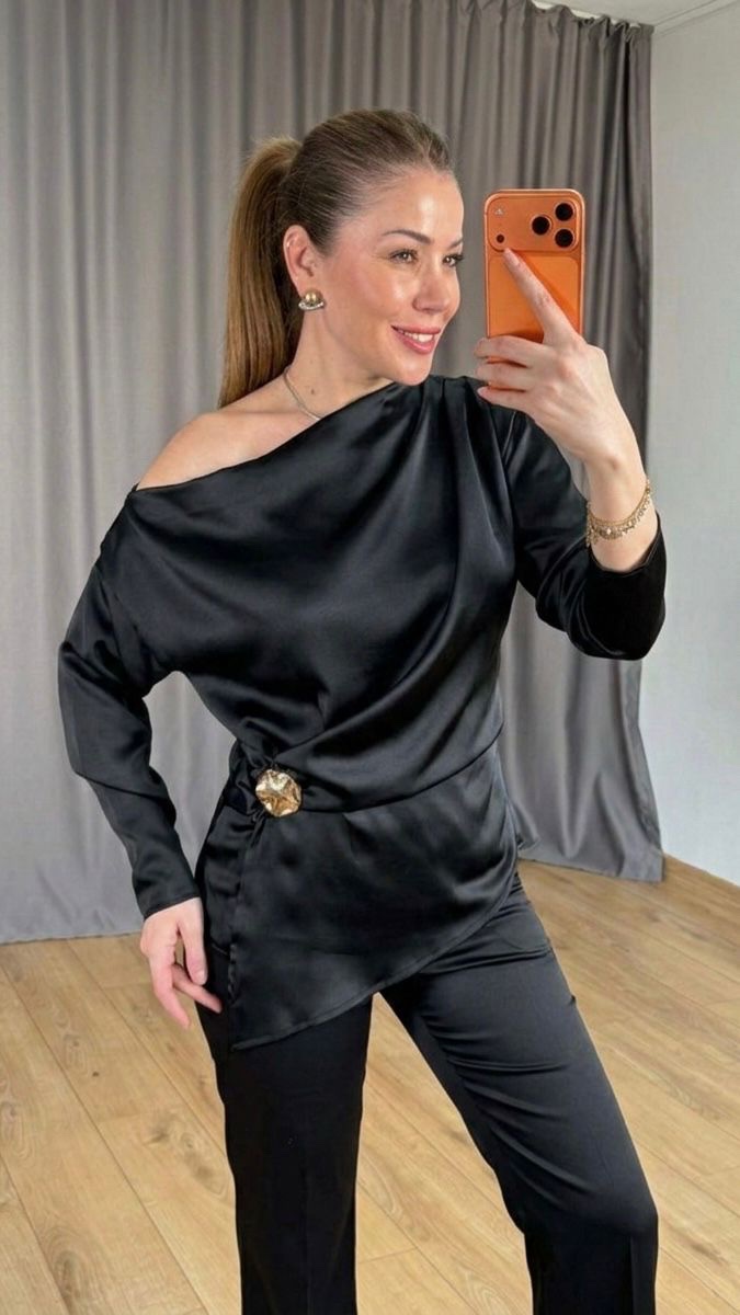 a31089d6-53e7-4384-bf4a-60e8a41f355a Blouse Drapée Asymétrique en Satin – Image 1