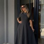 Robe Noire Mi-Longue Évasée