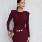 Robe Longue à Épaules Structurées et Ceinture Dorée