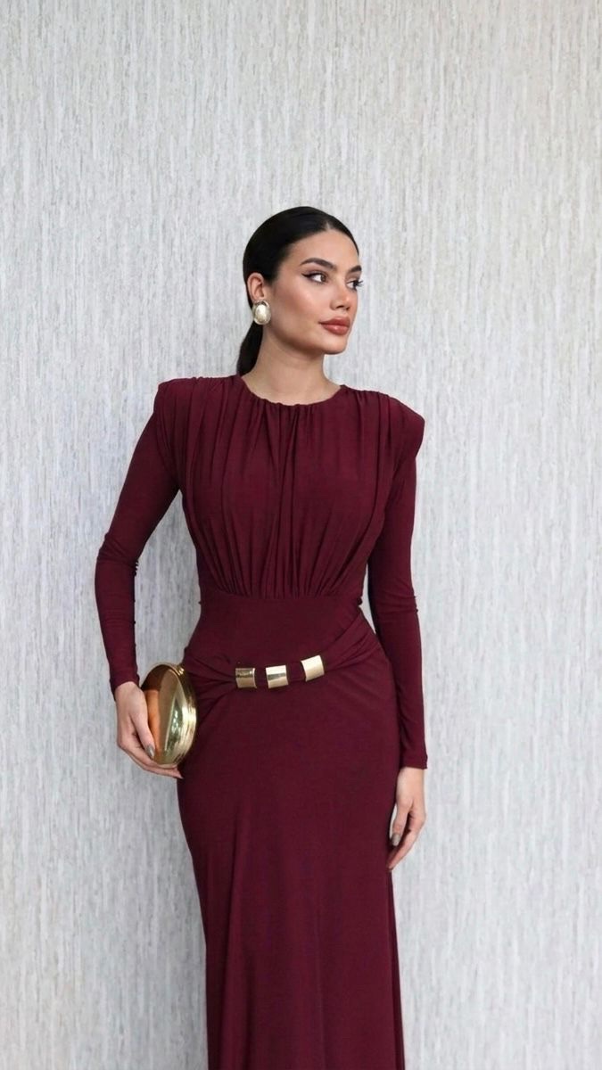 e68f1b85-1759-45d6-8076-55fe2320b571 Robe Longue à Épaules Structurées et Ceinture Dorée – Image 1