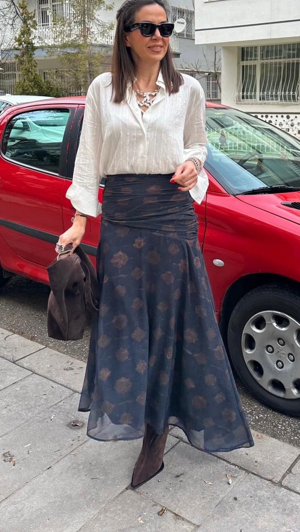 e99cafa2-8e31-4e54-bb63-d9a028d45f03 Jupe Midi Plissée à Motif Ourlet Asymétrique – Image 1