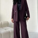 Costume croisé avec pantalon à carreaux