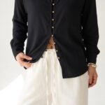 Chemise à Col Officier et Boutons Dorés