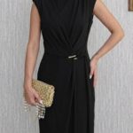 Robe midi sans manches avec drapé croisé et boucle dorée à la taille