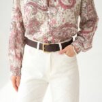 Chemisier en satin soyeux et dentelle florale