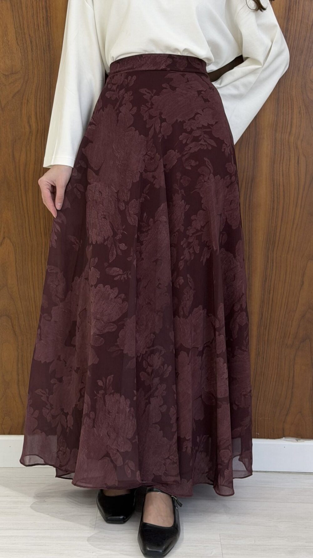 Jupe Longue Évasée à Motif Floral Bordeaux – Image 2