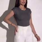 Crop top à manches courtes en maille unie