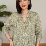Chemise avec une chaîne dorée
