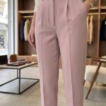 Pantalon à cheville, bouton doré
