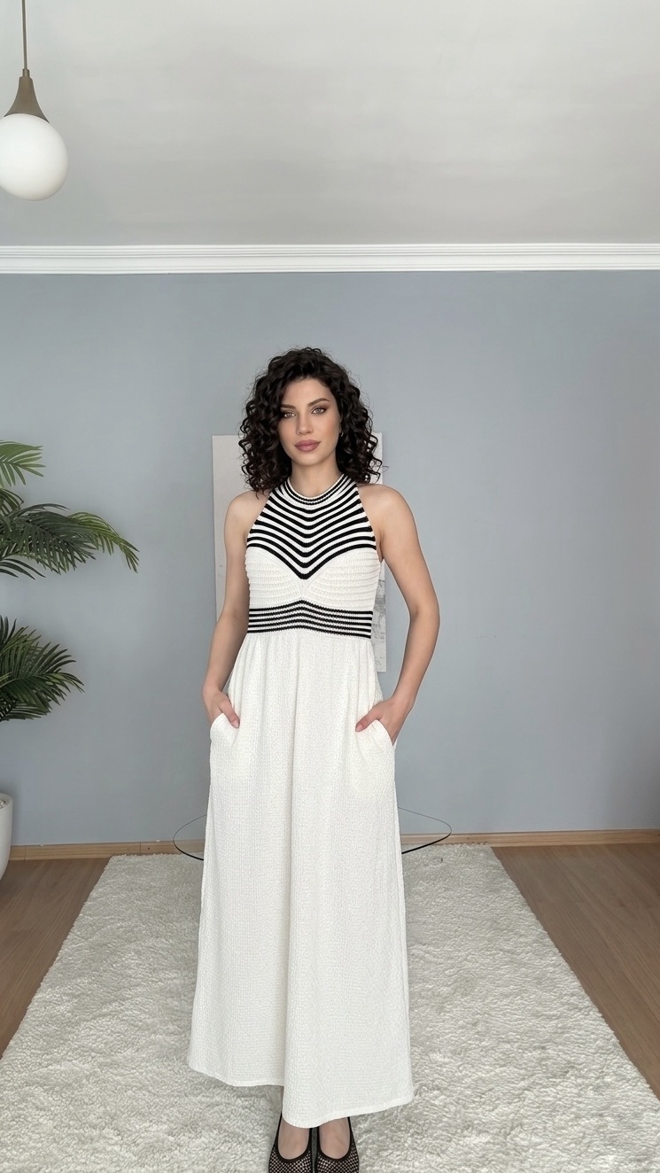 img_5422-2 Robe Longue Blanche à Col Halter et Détails Rayés taille S T D – Image 1