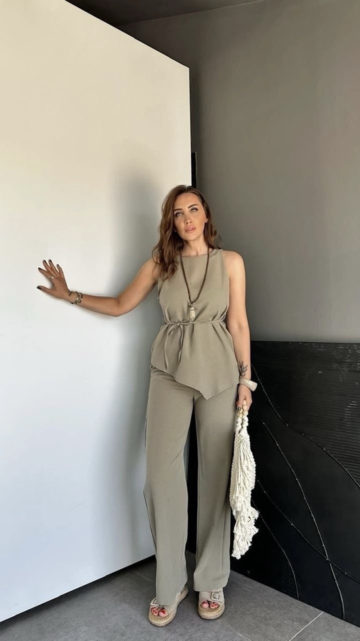 55ef38e4-2a66-4b1c-bf81-cd626d78e347 Ensemble Louxor – Tunique Ceinturée et Pantalon Fluide – Image 1