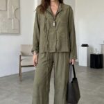Ensemble Nomad Kaki – Chemise Col V à Brides et Pantalon Fluide