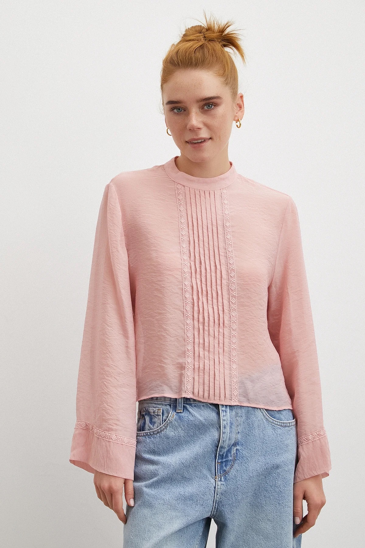 img_2300 Blouse Fluide à Plis et Dentelle – Rose Poudré – Image 1
