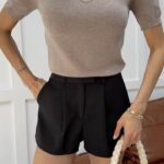 Pull col rond fluide avec détails boutons d'épaule