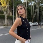 Haut stylé bouton doré chic
