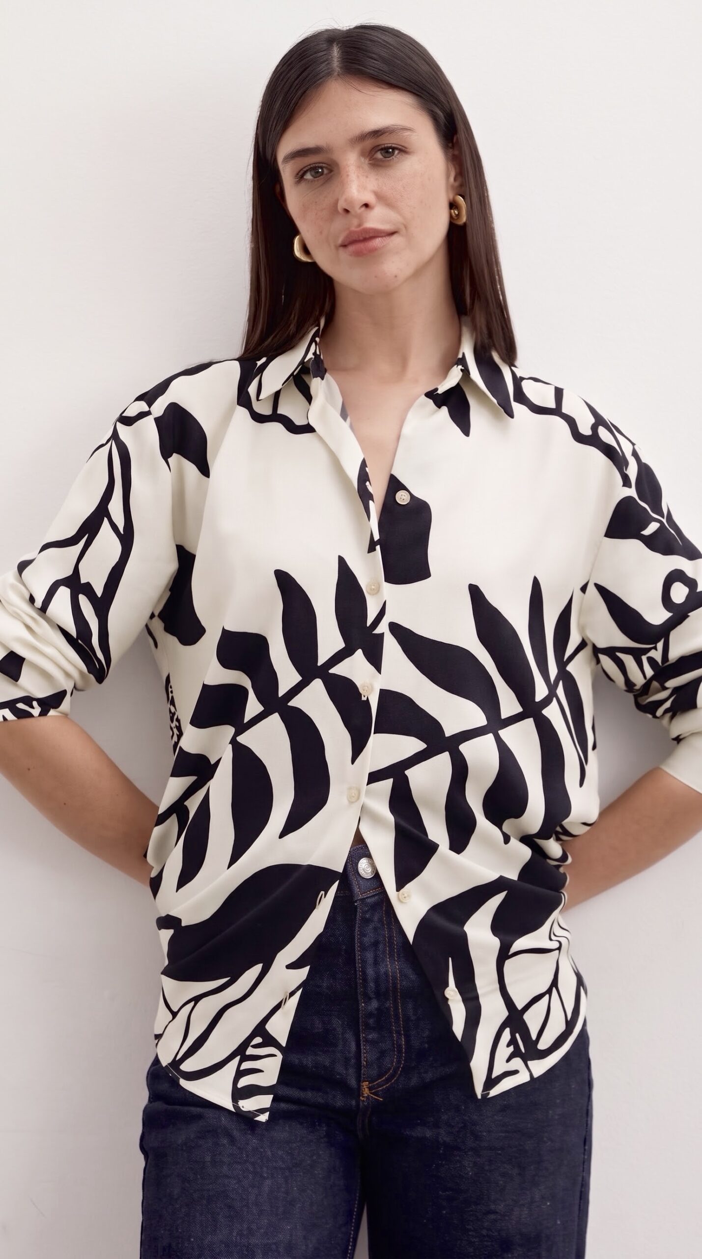 17353738_1793103977643377-5 Chemise en lin à feuillage indigo – Image 1